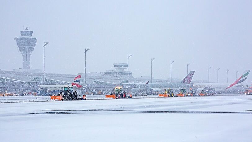Am Flughafen München fallen am Donnerstag zahlreiche Flüge aus. Am Flughafen München fallen am Donnerstag zahlreiche Flüge aus.