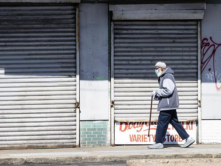 Unterwegs mit Mundschutz in Philadelphia: In den USA gibt es bislang 1,36 Millionen bestätigte Corona-Infektionen.