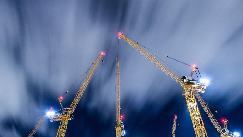 Wolken ziehen über Baukräne auf einer Großbaustelle hinweg. Foto: Silas Stein/dpa/Archivbild Wolken ziehen über Baukräne auf einer Großbaustelle hinweg. Foto: Silas Stein/dpa/Archivbild