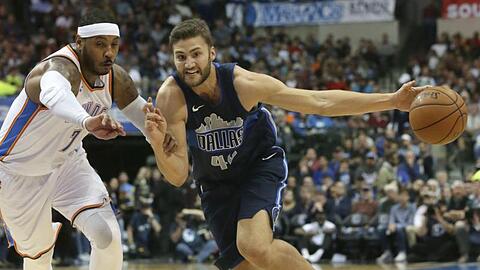 Maximilian Kleber (r.) in Aktion, hier gegen Carmelo Anthony von Oklahoma City Thunder.