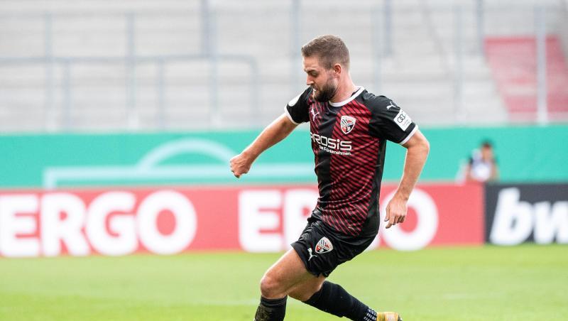 Marc Stendera von Ingolstadt spielt den Ball.