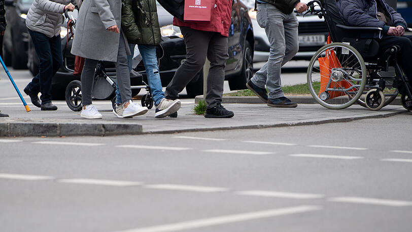 Ob ein ausgedehnter Spaziergang im Grünen, der Einkaufsbummel am Wochenende oder der tägliche Gang zur Arbeit: Fast jeder dritte Weg wird in Deutschland zu Fuß zurückgelegt.