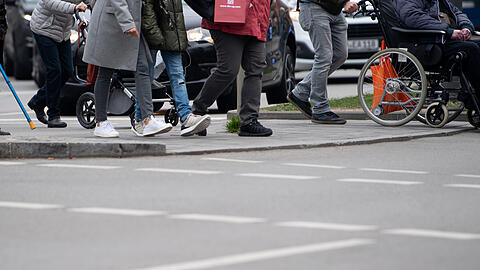 Ob ein ausgedehnter Spaziergang im Grünen, der Einkaufsbummel am Wochenende oder der tägliche Gang zur Arbeit: Fast jeder dritte Weg wird in Deutschland zu Fuß zurückgelegt.