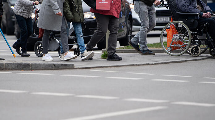 Ob ein ausgedehnter Spaziergang im Grünen, der Einkaufsbummel am Wochenende oder der tägliche Gang zur Arbeit: Fast jeder dritte Weg wird in Deutschland zu Fuß zurückgelegt.