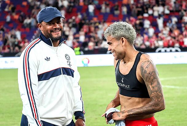 Torschütze Luis Díaz (r.) und Trainer Vincent Kompany nach dem Erfolg. Torschütze Luis Díaz (r.) und Trainer Vincent Kompany nach dem Erfolg.