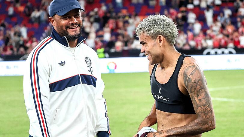 Torschütze Luis Díaz (r.) und Trainer Vincent Kompany nach dem Erfolg. Torschütze Luis Díaz (r.) und Trainer Vincent Kompany nach dem Erfolg.