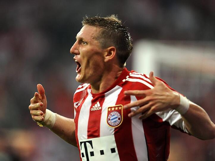 Bastian Schweinsteiger ist sauer. Der Bayern-Star ist von Nürnbergs Pinola auf dem Platz bespuckt worden