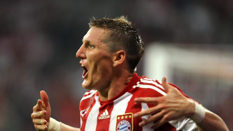 Bastian Schweinsteiger ist sauer. Der Bayern-Star ist von Nürnbergs Pinola auf dem Platz bespuckt worden Bastian Schweinsteiger ist sauer. Der Bayern-Star ist von Nürnbergs Pinola auf dem Platz bespuckt worden