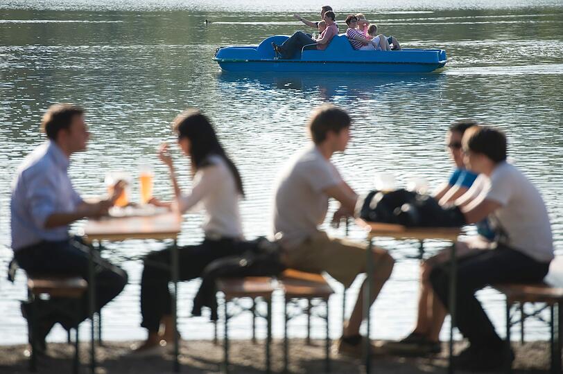 Erst a Maß und dann eine kleine Bootsfahrt auf dem Kleinhesseloer See...