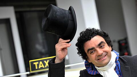 Küß die Hand, gnä Frau! Rolando Villazón ach seiner Unterzeichnung eines Exklusiv-Vertrages über mehrere Alben bei der Deutschen Grammophon.
