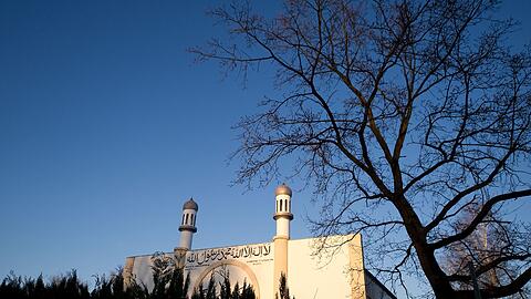 Die Sonne scheint in Hamburg auf die Vorderseite der Bait-ul-Rasheed Moschee.