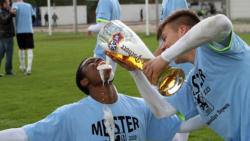 Hier feierte Kodjovi "Nono" Koussou (links) noch die letztjährige Meisterschaft mit der U21 in der Regionalliga Bayern. Jetzt muss er verletzungsbedingt noch mit dem Training aussetzen. Foto: A. Wild. Hier feierte Kodjovi "Nono" Koussou (links) noch die letztjährige Meisterschaft mit der U21 in der Regionalliga Bayern. Jetzt muss er verletzungsbedingt noch mit dem Training aussetzen. Foto: A. Wild.