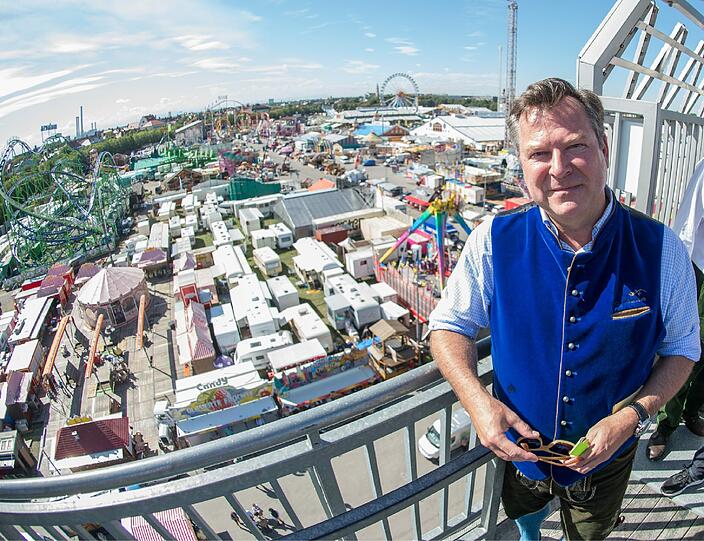 Münchens zweiter Bürgermeister und Wiesn-Chef Josef Schmid beim Wiesn-Rundgang.