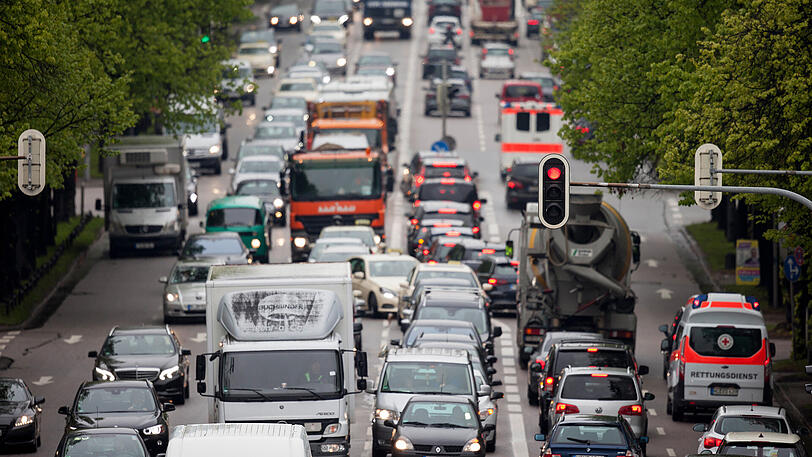 Das Auto ist für Pendler in Deutschland mit Abstand das wichtigste Verkehrsmittel auf dem Weg zur Arbeit.