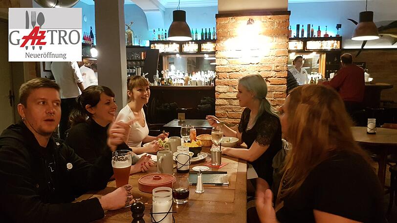Im Juleps kann man gemütlich zusammensitzen, trinken und Burger essen.