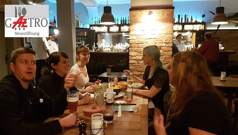 Im Juleps kann man gemütlich zusammensitzen, trinken und Burger essen. Im Juleps kann man gemütlich zusammensitzen, trinken und Burger essen.