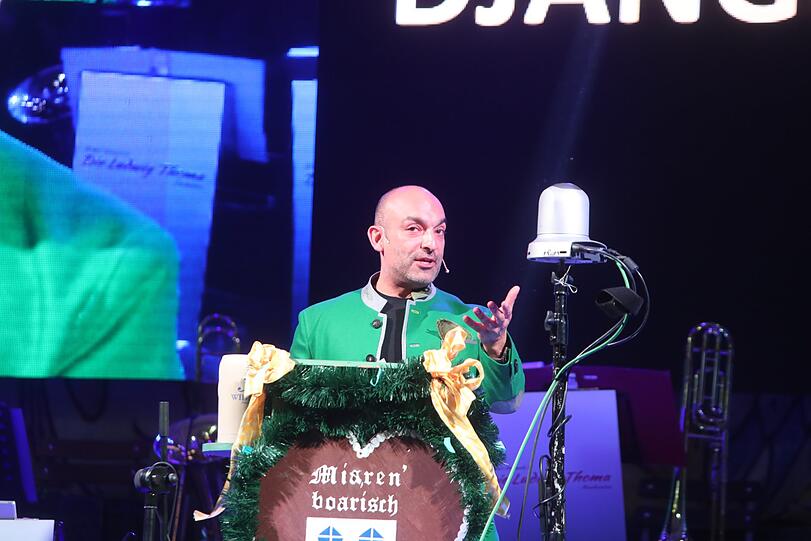 Django Asül teilt beim Landshuter Starkbierfest aus: Etwa 2.000 Besucher im ausverkauften Festzelt amüsieren sich prächtig.