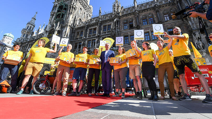 Die Initiatoren des Radentscheid übergeben Münchens OB Dieter Reiter (m.) die Unterschriften.