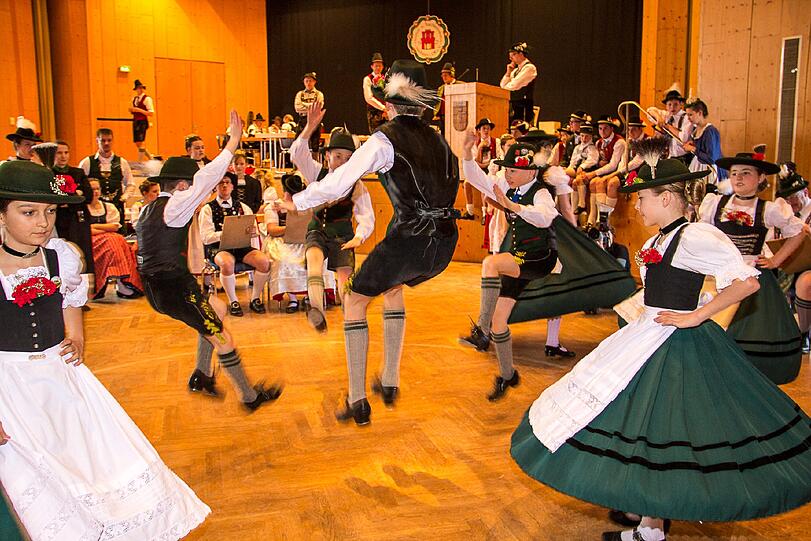 In Aktion: Der Nachwuchs vom Verein &bdquo;D&rsquo;Würmtaler&ldquo; Menzing.