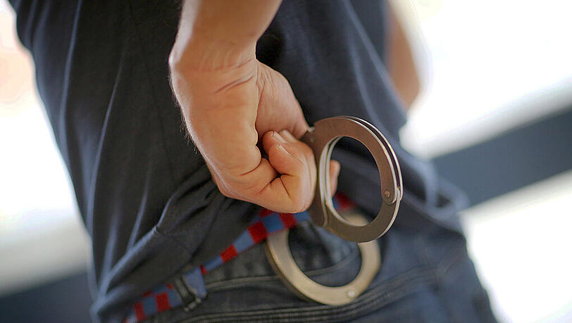Die 49-jährige Mutter wurde vorläufig festgenommen. Zuvor hat sie versucht, ihre 14 Jahre alte Tochter mit einem Gürtel zu erwürgen. (Symbolbild) Die 49-jährige Mutter wurde vorläufig festgenommen. Zuvor hat sie versucht, ihre 14 Jahre alte Tochter mit einem Gürtel zu erwürgen. (Symbolbild)