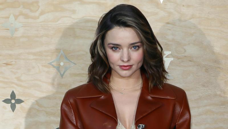 Miranda Kerr im Pariser Louvre 2017 bei einem Diner von Louis Vuitto. Miranda Kerr im Pariser Louvre 2017 bei einem Diner von Louis Vuitto.