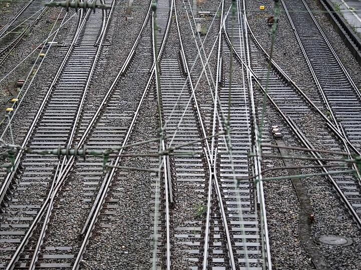 Leere Gleise in der Nähe eines Bahnhofs. Foto:Federico Gambarini/Archivbild