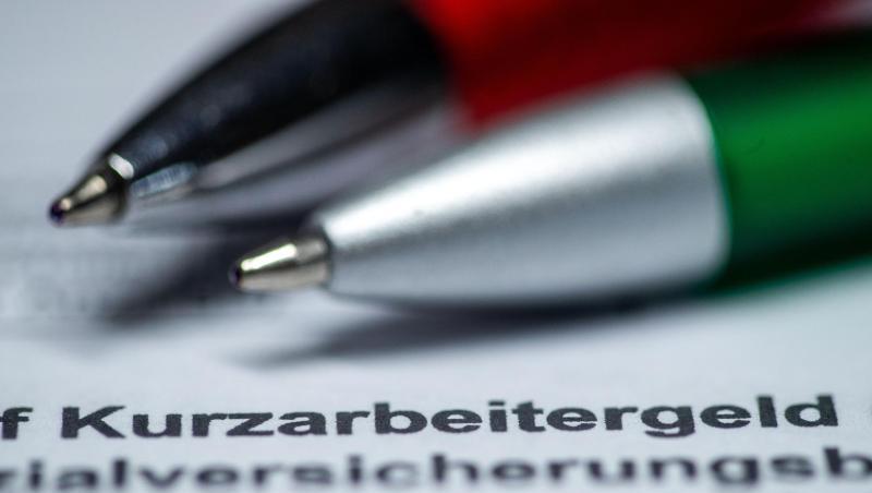 Zwei Kugelschreiber liegen auf einem Antragsformular für Kurzarbeitergeld. Foto: Jens Büttner/dpa-Zentralbild/dpa/Illustration Zwei Kugelschreiber liegen auf einem Antragsformular für Kurzarbeitergeld. Foto: Jens Büttner/dpa-Zentralbild/dpa/Illustration