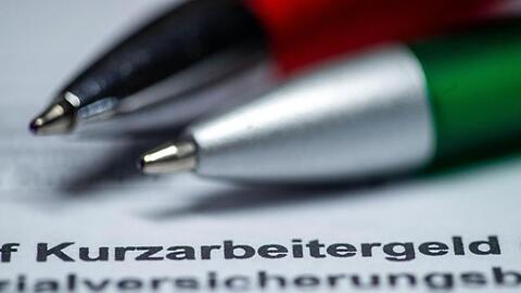 Zwei Kugelschreiber liegen auf einem Antragsformular für Kurzarbeitergeld. Foto: Jens Büttner/dpa-Zentralbild/dpa/Illustration
