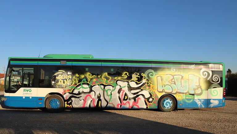 Auch dieser Bus wurde von den fünf Sprayern vollgeschmiert.