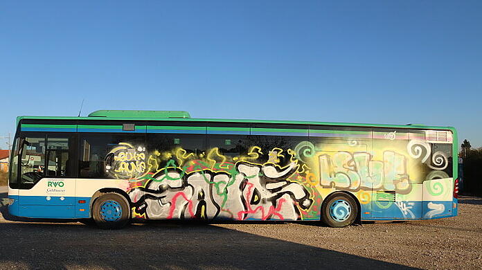 Auch dieser Bus wurde von den fünf Sprayern vollgeschmiert.