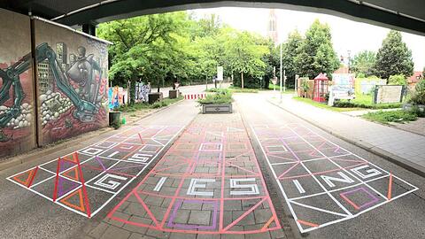 Eine Kunstinstallation aus Klebestreifen, Tape-Art genannt, wird Künstler Felix Rodewaltt 2021 wieder am "Halt 58" realisieren.
