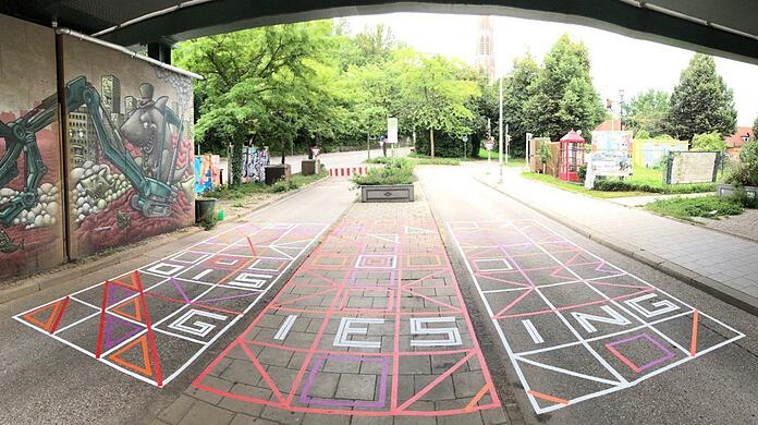 Eine Kunstinstallation aus Klebestreifen, Tape-Art genannt, wird Künstler Felix Rodewaltt 2021 wieder am "Halt 58" realisieren.