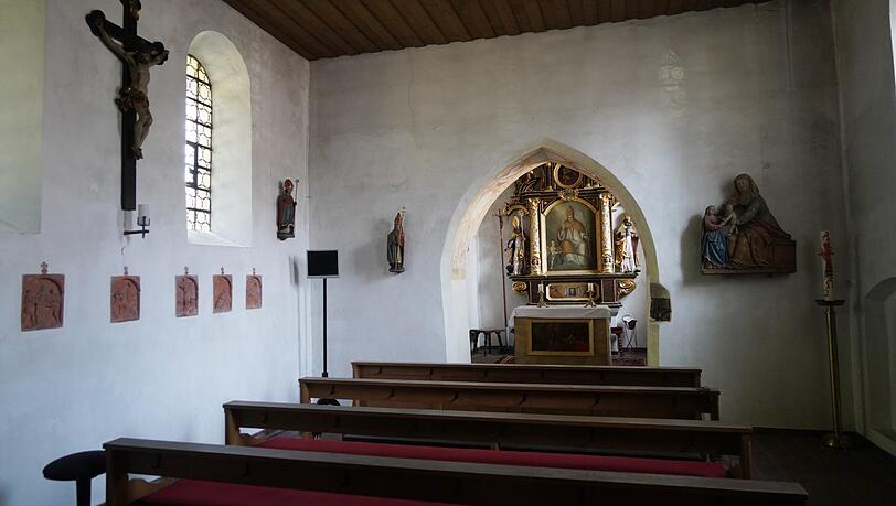St. Nikolaus ist um 1.300 (Spätromanik) aus Feldsteinen gebaut worden. Innen wurde sie teil barockisiert. St. Nikolaus ist um 1.300 (Spätromanik) aus Feldsteinen gebaut worden. Innen wurde sie teil barockisiert.