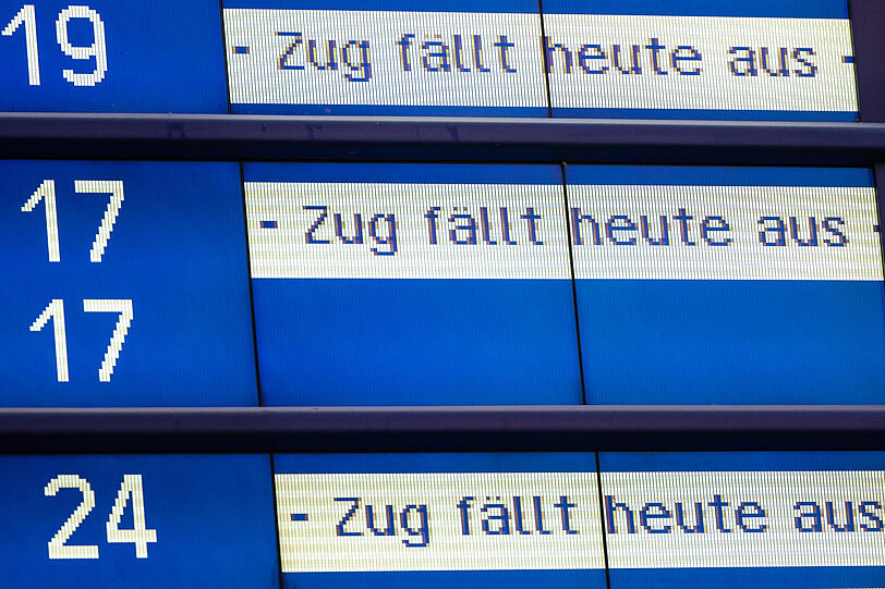 Eine Anzeigetafel im Münchner Hauptbahnhof zeigt die Information "Zug fällt heute aus".