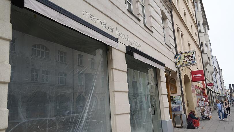 Schaufenster leer, Plastikfolie dahinter: Immer wieder schließen junge Läden – wie hier der "Cremebar Beauty Store" neben der Kunstoase. Schaufenster leer, Plastikfolie dahinter: Immer wieder schließen junge Läden – wie hier der "Cremebar Beauty Store" neben der Kunstoase.