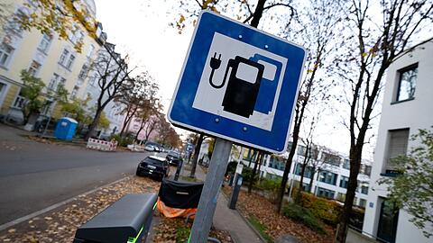 Wie viele öffentliche Ladepunkte es im Vergleich zum Bestand an E-Autos gibt, schwankt je nach Region stark (Archivbild)