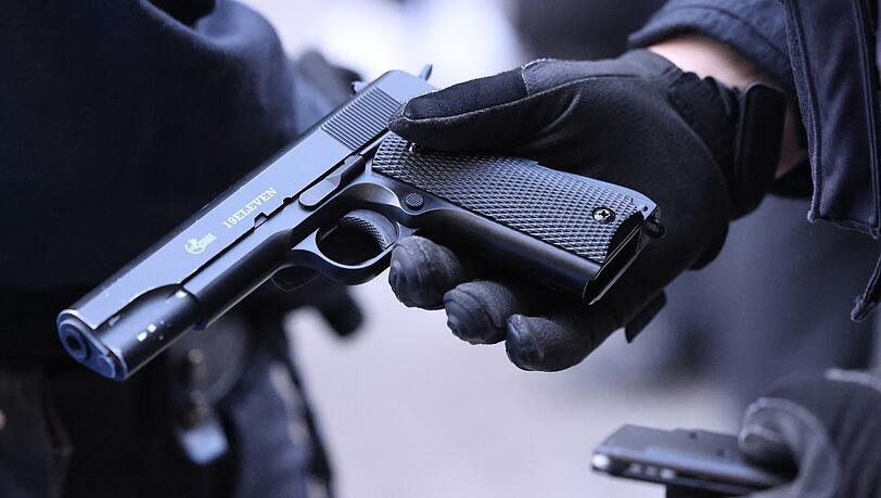 Mit einer Softair-Waffe soll der Mann durch Kitzingen gelaufen sein. (Symbolbild)