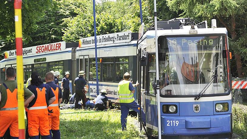 Eine Tram der Linie 19 ist am Dienstag an der Endstation St.-Veit-Straße entgleist. Eine Tram der Linie 19 ist am Dienstag an der Endstation St.-Veit-Straße entgleist.