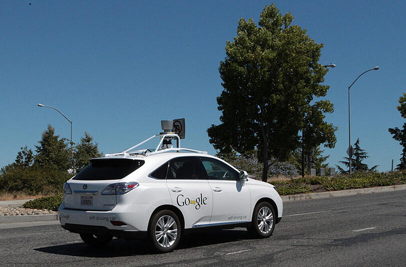 Ein selbstfahrendes Auto mit Technik von Google ist am 27. Juni 2014 in Mountain View (USA, Kalifornien) unterwegs.
