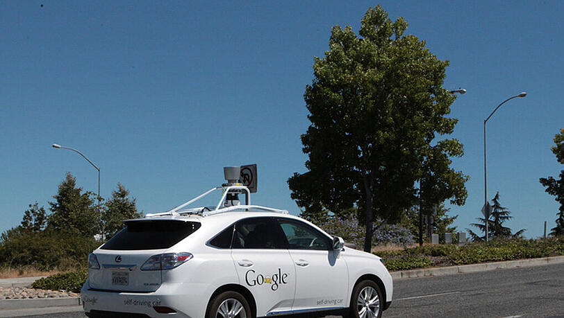Ein selbstfahrendes Auto mit Technik von Google ist am 27. Juni 2014 in Mountain View (USA, Kalifornien) unterwegs. Ein selbstfahrendes Auto mit Technik von Google ist am 27. Juni 2014 in Mountain View (USA, Kalifornien) unterwegs.