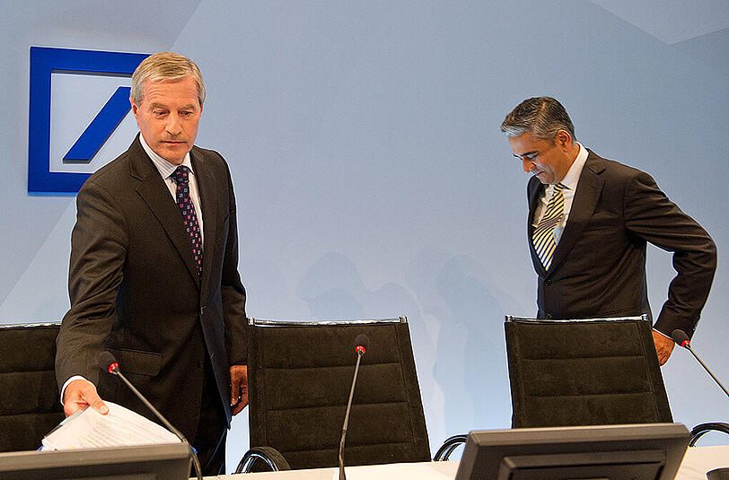 Jürgen Fitschen (l.) und Anshu Jain verlassen den Deutsche-Bank-Dampfer. Die Börse dankt&rsquo;s ihnen: Die Aktie des Geldinstituts hat gestern stark zugelegt.