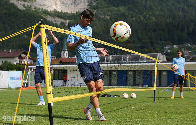 Hier spielen die Löwen mit Neuzugang Rodnei und den Trainern Torsten Fröhling und Collin Benjamin Fußball-Tennis.