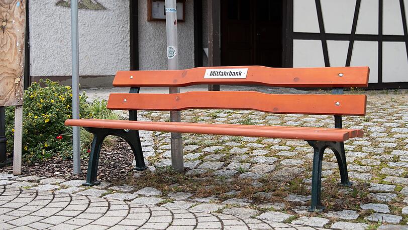Eine Mitfahrbank in Langensendelbach, Ortsteil Bräuningshof. In Oberfranken sollen vermehrt Mitfahrbänke aufgestellt werden, um die schlechte Anbindung an den öffentlichen Nahverkehr abzumildern. Wer sich auf eine solchte Bank setzt, zeigt mit einem Schild an einem Mast seine Zielrichtung an. Eine Mitfahrbank in Langensendelbach, Ortsteil Bräuningshof. In Oberfranken sollen vermehrt Mitfahrbänke aufgestellt werden, um die schlechte Anbindung an den öffentlichen Nahverkehr abzumildern. Wer sich auf eine solchte Bank setzt, zeigt mit einem Schild an einem Mast seine Zielrichtung an.