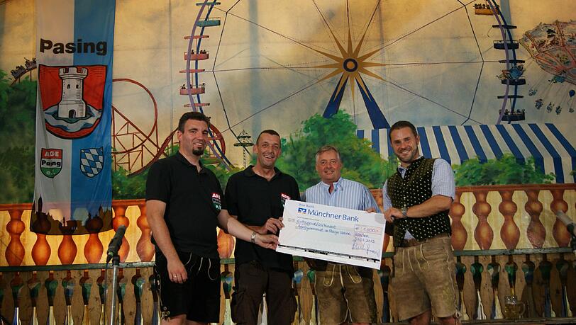 Feierliche Spendenübergabe im Rahmen der Pasinger Vorwiesn (v. l.): Peter Denk und Anton Hinkofer, Vorstände der ARGE Pasing e.V., sowie Hans-Georg Lutz, VIP-Kundenbetreuer der Münchner Bank, und Stefan Holzer, Leiter der Münchner Bank-Geschäftsstelle in Pasing. Feierliche Spendenübergabe im Rahmen der Pasinger Vorwiesn (v. l.): Peter Denk und Anton Hinkofer, Vorstände der ARGE Pasing e.V., sowie Hans-Georg Lutz, VIP-Kundenbetreuer der Münchner Bank, und Stefan Holzer, Leiter der Münchner Bank-Geschäftsstelle in Pasing.