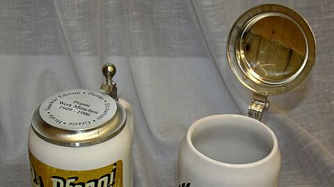 Im Erzählcafé wird auch die Geschichte dieser Pfannikrüge erzählt.