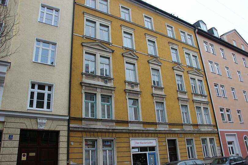 Rothmundstraße 3: Von außen ist der Sanierungsbedarf besonders an den Fenstern zu sehen.