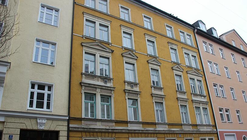 Rothmundstraße 3: Von außen ist der Sanierungsbedarf besonders an den Fenstern zu sehen. Rothmundstraße 3: Von außen ist der Sanierungsbedarf besonders an den Fenstern zu sehen.