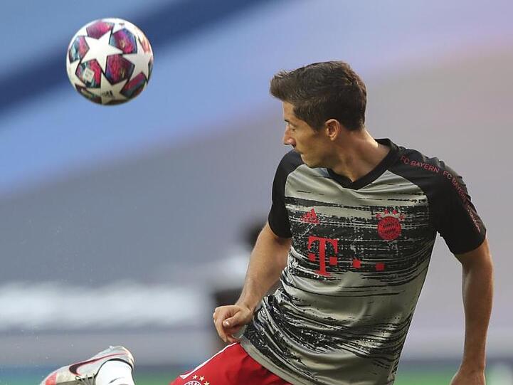 Robert Lewandowski von den Bayern wärmt sich vor dem Spiel auf. Foto: Miguel A. Lopes/Pool EPA/AP/dpa