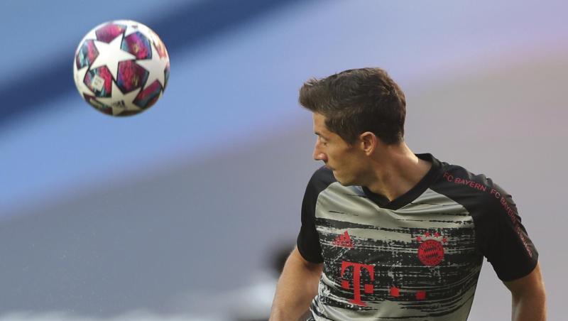 Robert Lewandowski von den Bayern wärmt sich vor dem Spiel auf. Foto: Miguel A. Lopes/Pool EPA/AP/dpa Robert Lewandowski von den Bayern wärmt sich vor dem Spiel auf. Foto: Miguel A. Lopes/Pool EPA/AP/dpa