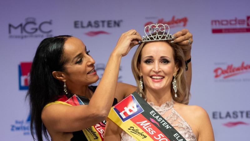 Vorjahressiegerin Manuela Thoma-Adofo krönt Evelyn Reißmann - die neue Miss 50plus Germany. Vorjahressiegerin Manuela Thoma-Adofo krönt Evelyn Reißmann - die neue Miss 50plus Germany.